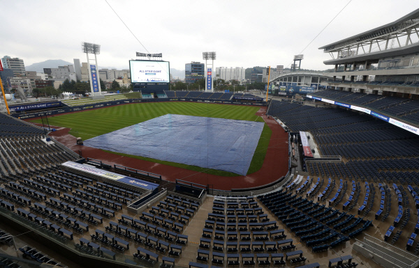 방수포가 설치된 창원NC파크.  뉴시스