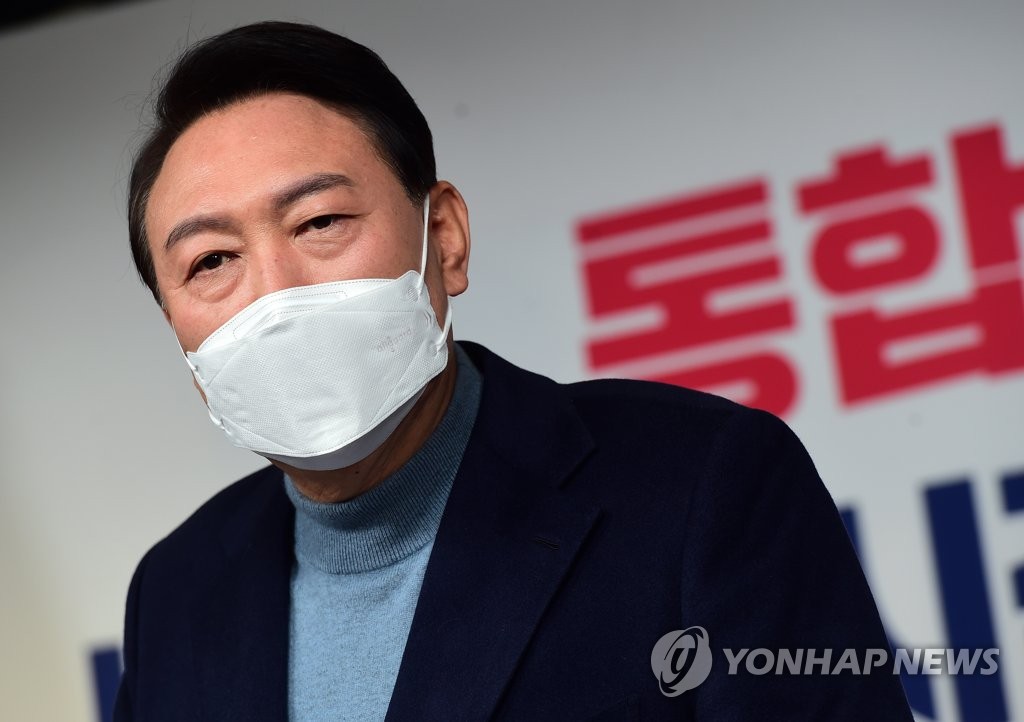(서울=연합뉴스) 윤석열 대통령 당선인이 13일 오후 서울 여의도 국민의힘 당사에서 대통령직인수위원회 위원장 및 부위원장 인선 결과를 발표한 뒤 취재진 질문에 답하고 있다. 2022.3.13 [국회사진기자단]