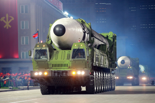 북한이 2020년 10월10일 열병식 때 선보인 ‘괴물ICBM’ 화성-17형. 한미 정보당국은 지난달 27일과 이달 5일 평양 순안에서 발사한 미사일이 화성-17형 성능 시험용이라고 발표했다. 다음주중 3번째 화성-17형 실증 시험 발사 징후가 포착됐다. 조선중앙통신 캡처