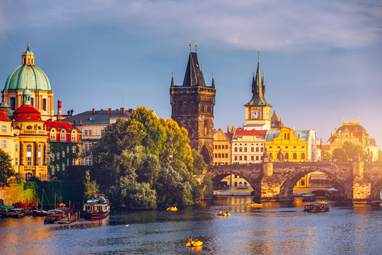 프라하의 카렐교와 구시가지 전경. 오래된 건물, 수직의 높은 첨탑들, 복잡한 골목과 광장들이 모여 있다.   게티이미지뱅크