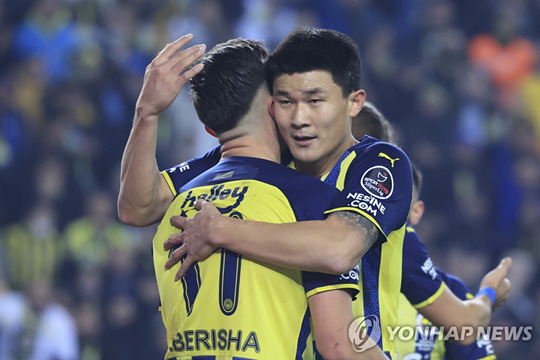 동료와 포옹하는 김민재 [AP=연합뉴스 자료사진]