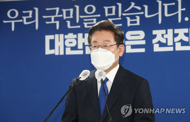 (서울=연합뉴스) 이정훈 기자 = 대선에서 패배한 더불어민주당 이재명 후보가 10일 오후 서울 여의도 중앙당사에서 열린 선대위 해단식에서 인사말을 하고 있다. 2022.3.10 [국회사진기자단]