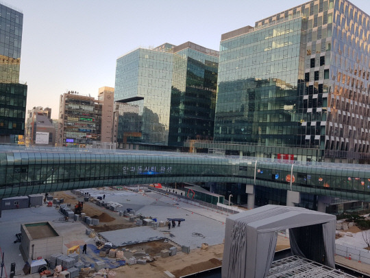 건설·시행사들은 올해 수도권 고속급행철도(GTX) 주변 지역에서 신규 아파트와 주거형 오피스텔, 업무·상업시설을 잇달아 분양한다. GTX-A노선 성남역 인근에 있는 경기 성남시 판교 업무지구 모습.