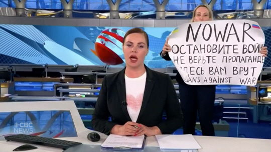 러시아의 우크라이나 침공 19일째인 14일 러시아에서 가장 시청률이 높은 국영 채널1 TV 뉴스 도중 한 여성이 스튜디오에 난입해 ‘전쟁에 반대한다(NO WAR)’는 내용의 팻말을 들고 시위를 하고 있다. 이 여성은 이 방송국 직원 마리나 옵샨니코바로, 현재 모스크바 경찰서에 구금돼 있는 것으로 알려졌다. 러시아 국영 채널1TV 캡처