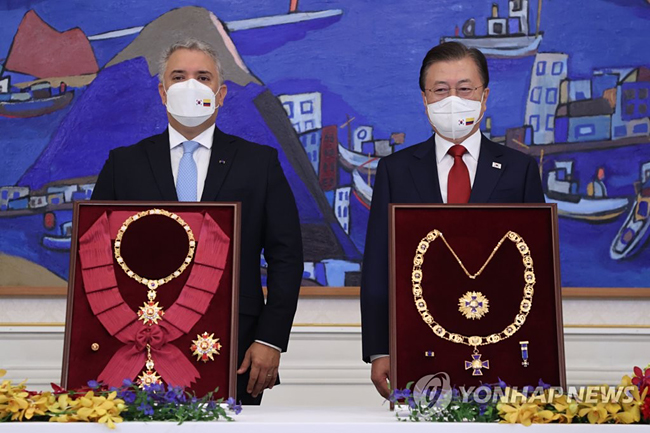 (서울=연합뉴스) 최재구 기자 = 문재인 대통령과 이반 두케 콜롬비아 대통령이 25일 청와대 본관에서 열린 한-콜롬비아 훈장교환식에서 무궁화 대훈장과 보야카 훈장의 교환을 마치고 기념사진을 촬영하고 있다. 2021.8.25