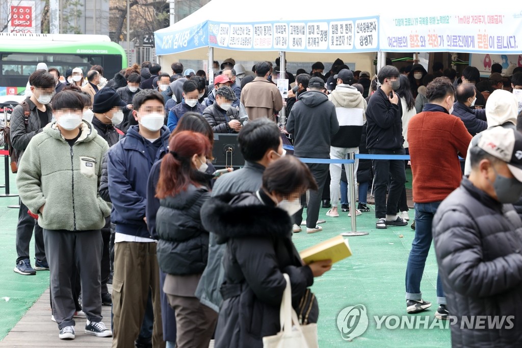 (서울=연합뉴스) 15일 오전 서울 송파구 송파구보건소 코로나19 선별진료소가 PCR과 신속 항원 검사를 받으려는 시민들로 붐비고 있다. 2022.3.15