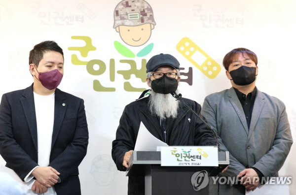 고(故) 이예람 중사 부친 이주완씨가 15일 오전 서울 마포구 군인권센터교육장에서 공수처에 전익수 공군 법무실장을 직권남용 혐의로 고발하는 내용의 기자회견을 하고 있다. 왼쪽은 임태훈 군인권센터 소장. 연합뉴스