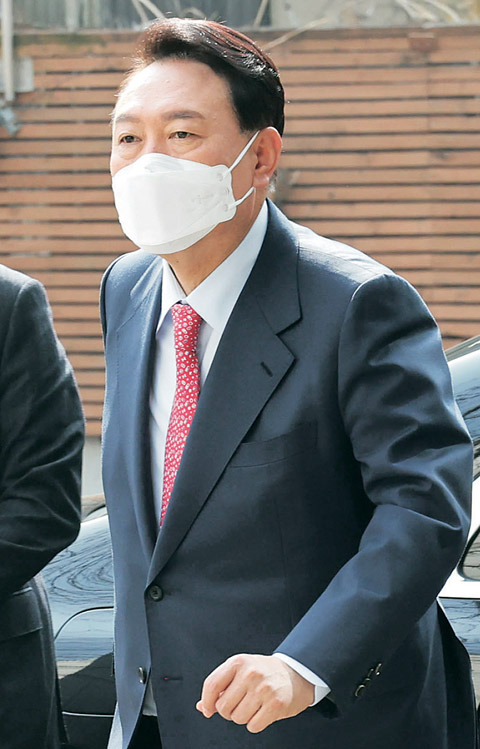 윤석열 대통령 당선인이 문재인 대통령과의 오찬이 무산된 16일 오전 서울 종로구 통의동 당선인 집무실로 출근하고 있다.  연합뉴스