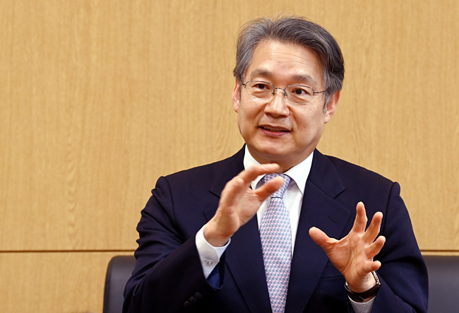 김병연 서울대 국가미래전략원 초대 원장이 지난 7일 서울대 관악캠퍼스 우석경제관 접견실에서 가진 문화일보와의 인터뷰에서 “학자로서의 양심을 걸고 우리나라의 생존이 걸린 문제에 대해 확실히 목소리를 내겠다”는 의지를 피력하고 있다. 곽성호 기자