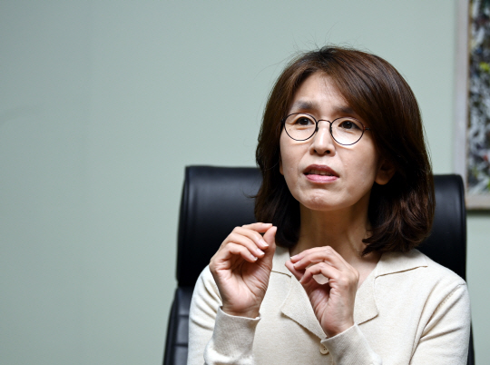 한미화 작가가 14일 문화일보에서 자녀의 글쓰기에 관심이 많은 부모들에게 조언을 건네고 있다. 윤성호 기자
