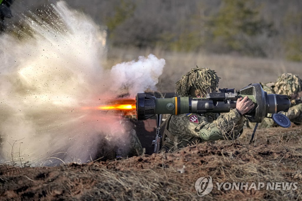 NLAW 대전차 미사일을 발사하는 우크라이나군 병사[AP 연합뉴스 자료사진·재판매 및 DB 금지]