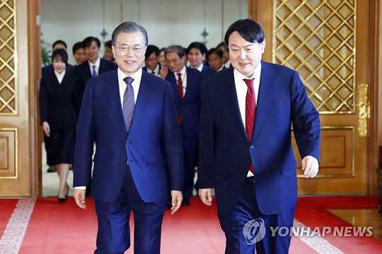 (서울=연합뉴스) 사진은 지난 2019년 7월 25일 문재인 대통령이 당시 신임 검찰총장이던 윤석열 대통령 당선인에게 임명장을 수여한 뒤 간담회장으로 향하는 모습. 2022.3.14 [연합뉴스 자료사진]