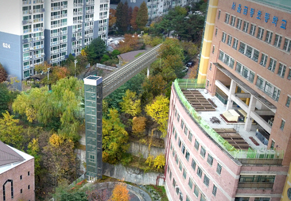 금동초등학교-관악벽산타운아파트를 잇는 수직형 엘리베이터와 보행덱 조감도. 금천구청 제공