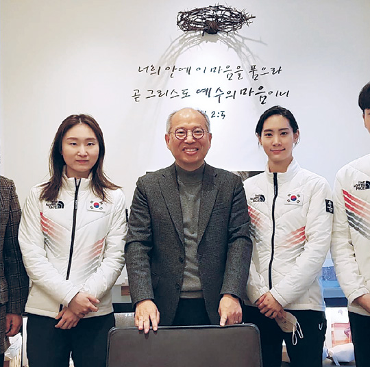 김병삼(가운데) 만나교회 목사와 최민정(왼쪽·쇼트트랙), 김현영(스피드스케이팅)이 지난달 말 찍은 기념사진. 만나교회 제공
