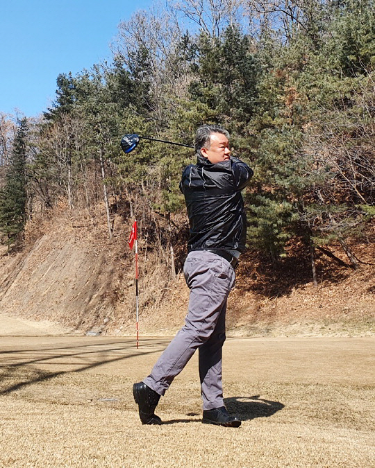 김봉준 사장이 지난달 27일 경기 성남의 골프연습장에서 드라이버샷을 하고 있다.   김봉준 사장 제공