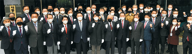 윤석열(앞줄 왼쪽 다섯 번째) 대통령 당선인이 18일 오전 서울 종로구 통의동 대통령직인수위원회에서 진행된 현판식에서 주먹을 쥐고 파이팅을 외치고 있다. 앞줄 왼쪽부터 김기현 국민의힘 원내대표, 정진석 국회부의장, 권영세 인수위 부위원장, 안철수 인수위원장, 윤 당선인, 이준석 국민의힘 대표, 김한길 인수위 국민통합위원장, 박주선 취임식준비위원장, 김병준 지역균형발전특위원장. 이용 당선인 수행팀장. 연합뉴스