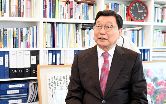 정덕구 니어재단 이사장이 16일 서울 서초구 사임당로 석오빌딩 사무실에서 윤석열 정부 출범을 앞두고 새 정부의 경제 정책 방향에 대해 제언하고 있다.