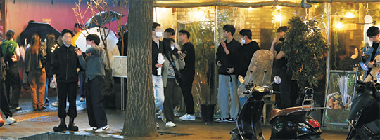 코로나19 오미크론 변이 대유행이 정점을 향해 가면서 신규 확진자 62만1328명이 발생한 17일 오후 서울 마포구 홍대 클럽 거리가 ‘불목’(불타는 목요일)을 즐기기 위해 나온 사람들로 붐비고 있다.