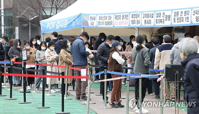 (서울=연합뉴스) 황광모 기자 = 신종 코로나바이러스 감염증(코로나19) 신규 확진이 60만 명대로 예상되는 17일 오전, 서울 송파구 송파구보건소 코로나19 선별진료소에서 시민들이 PCR과 신속 항원 검사를 받기 위해 대기해 있다. 2022.3.17