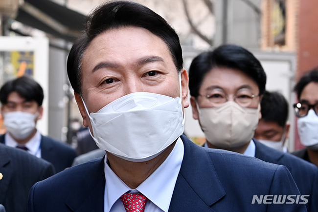 [서울=뉴시스] 국회사진기자단 = 윤석열 대통령 당선인이 지난 16일 오후 서울 종로구 통의동 집무실에서 점심 식사를 위해 식당으로 이동하고 있다. 2022.03.16.