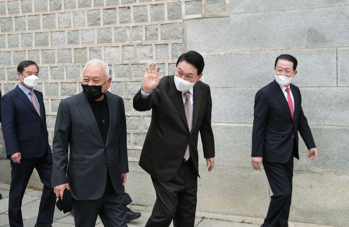 [서울=뉴시스] 윤석열 대통령 당선인이 17일 서울 종로구 통의동 집무실 인근 식당에서 점심 식사를 마친 후 김한길 국민통합위원장, 박주선 대통령 취임식 준비위원장과 산책하며 시민들과 인사하고 있다. (사진=국민의힘 제공) 2022.03.17.  *재판매 및 DB 금지