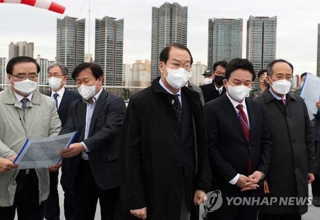 (서울=연합뉴스) 권영세 대통령직인수위원회 부위원장을 비롯한 인수위원들이 18일 오후 새 대통령 집무실 후보지인 서울 용산구 국방부 청사를 둘러보고 있다. 2022.3.18 [국회사진기자단]
