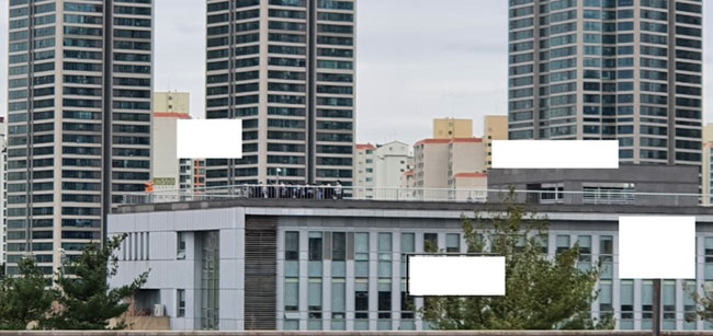 [서울=뉴시스] 국방부 영내 둘러보는 대통령직 인수위원들. 2022.03.18.