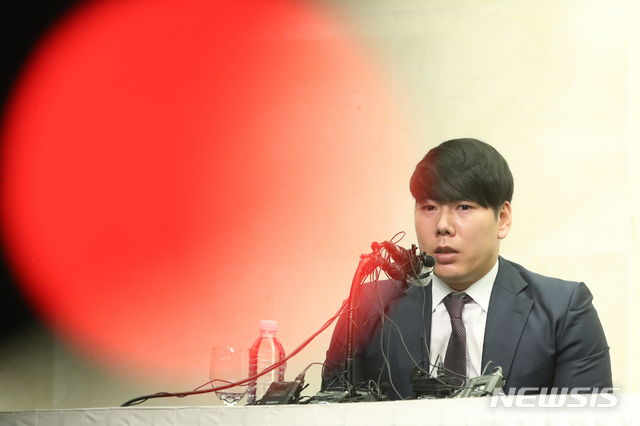 [서울=뉴시스] 국내 프로야구 KBO리그 복귀를 추진중인 전 메이저리거 강정호가 23일 오후 서울 상암동 스탠포드호텔에서 기자회견을 열고 ‘음주운전 삼진아웃’과 등과 관련 사과하고 있다. 2020.06.23.