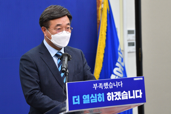 윤호중 더불어민주당 공동비상대책위원장이 18일 서울 여의도 국회에서 기자회견 통해 비대위원장 유지 의사를 밝히고 있다. 국회사진기자단