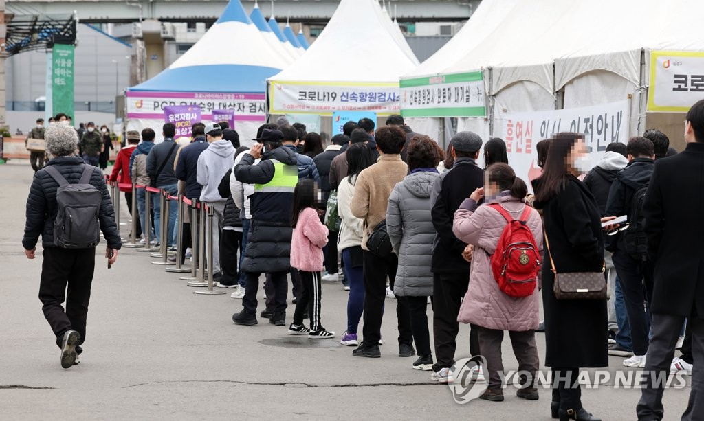 코로나19 검사 기다리는 시민들[연합뉴스 자료사진]