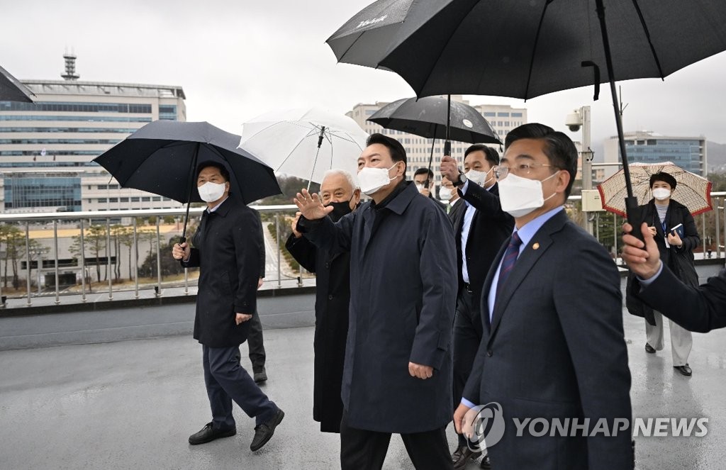 (서울=연합뉴스) 윤석열 대통령 당선인이 19일 청와대 이전 후보지 중 한 곳인 용산 국방부 청사를 직접 답사하고 있다.당선인 비서실 등에 따르면 윤 당선인은 이날 오전 김한길 국민통합위원장, 김병준 지역균형발전특별위원장, 국민의힘 김기현 원내대표 등과 답사에 나섰다. 2022.3.19 [국민의힘 제공. 재판매 및 DB금지]