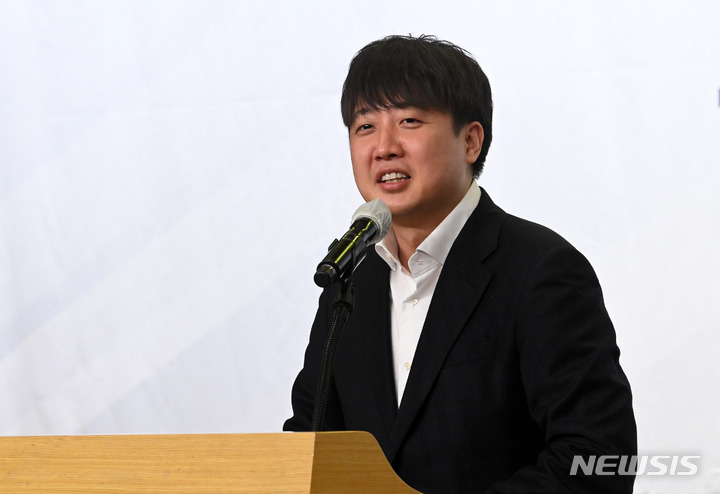 [서울=뉴시스] 최진석 기자 = 10일 오후 서울 여의도 국회 도서관에서 열린 국민의힘 대선 선거대책본부 해단식에서 이준석 대표가 발언을 하고 있다. (공동취재사진) 2022.03.10.