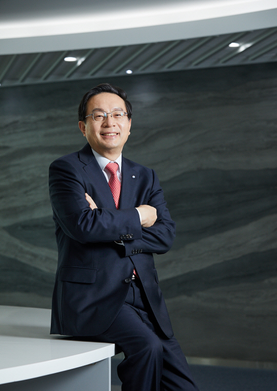 손태승 우리금융그룹 회장은 그룹 완전민영화에 성공한 이후 증권·보험 등 비은행 부문의 역량을 강화하겠다고 밝혔다. 사진은 2020년 초 그룹의 미래비전에 대해 이야기하며 환하게 웃고 있는 모습. 우리금융그룹 제공