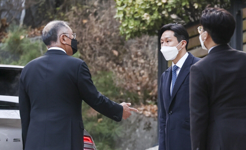 정의선(왼쪽) 현대자동차그룹 회장이 20일 오후 정주영 현대그룹 명예회장의 21주기 제사가 치러지는 서울 종로구 청운동 자택에서 정기선(가운데) 현대중공업지주 사장과 인사를 하고 있다.  연합뉴스