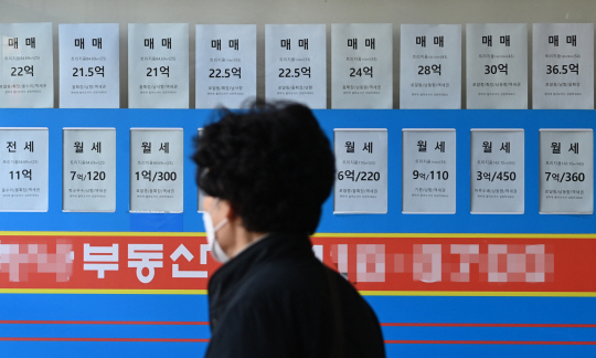 22일 서울 송파구의 한 아파트 단지에 위치한 부동산중개업소에 매물 안내문이 붙어 있다.