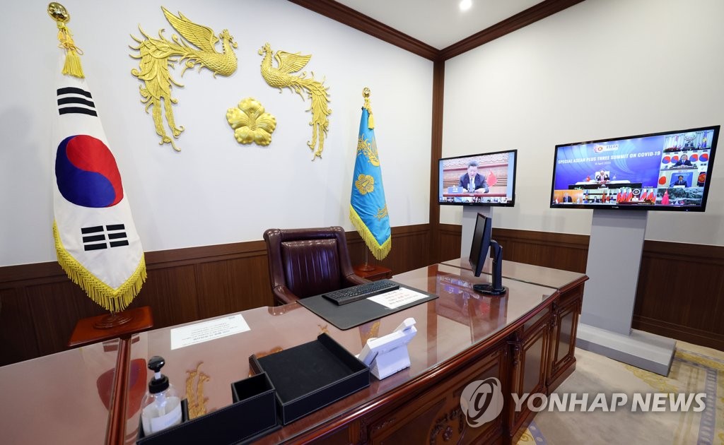 (서울=연합뉴스) 윤석열 대통령 당선인 측이 청와대가 ‘용산 대통령 집무실’ 구상에 제동을 건 데 대해 통의동 금융감독원 연수원에서 대통령 집무를 시작하겠다고 밝혔다.사진은 22일 서울 종로구 청와대 사랑채 청와대관에 마련된 대통령 집무실 체험관 모습. 2022.3.22