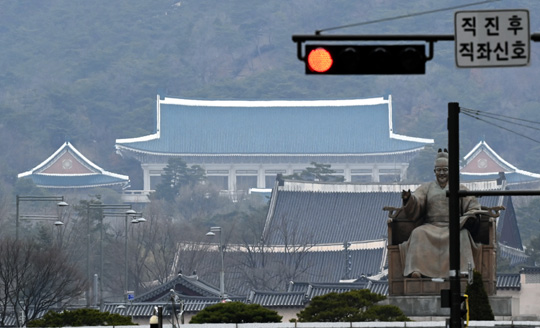 대통령 집무실의 용산 이전을 둘러싼 신구 권력 간의 갈등이 격화하는 가운데 서울 광화문에서 바라본 청와대 방향 신호등에 빨간불이 켜져 있다.