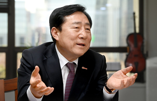 김기문 중소기업중앙회장은 문화일보와의 인터뷰에서 “중소기업 현실을 외면하고 노동계 중심의 경제정책을 지속하면 ‘절름발이 선진국’으로 전락할 수 있다”며 규제 개혁의 필요성을 강조했다.
