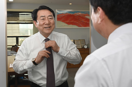 김기문 중소기업중앙회장이 서울 영등포구 중기중앙회 집무실에서 가진 문화일보와의 인터뷰 도중 넥타이를 고쳐 매고 있다. 김 회장은 “새 정부에 바라는 중소기업계 의견을 수렴하기 위해 하루 24시간이 모자랄 정도로 분주하다”며 “새 정부는 중소기업을 경제정책 중심에 두고 위기극복과 성장을 촉진하길 바란다”고 말했다.