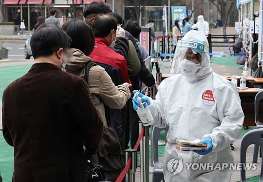 (서울=연합뉴스) 국내 코로나19 누적 확진자가 1천만 명을 넘어선 가운데 23일 오전 서울 송파구 보건소 선별진료소에서 시민들이 검사를 기다리고 있다. 2022.3.23
