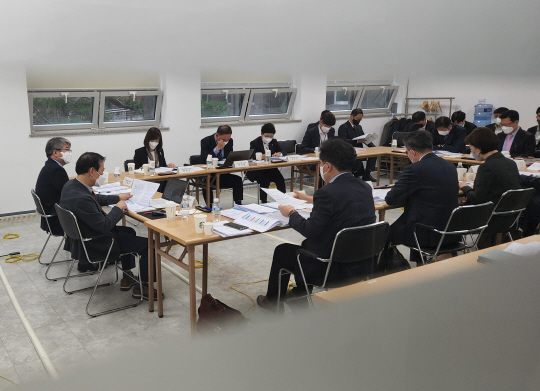 24일 서울 종로구 삼청동 대통령직인수위원회 사무실에서 사회복지·문화분과 위원들이 고용부·복지부 업무보고를 받고 있다.