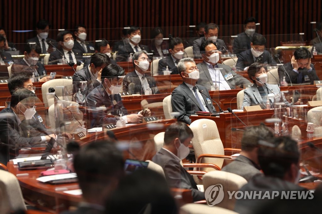 (서울=연합뉴스) 24일 오후 서울 여의도 국회에서 열린 더불어민주당 제3기 원내대표 선출을 위한 의원총회에서 참석 의원들이 윤호중 공동비상대책위원장의 인사말을 듣고 있다. 2022.3.24 [국회사진기자단]