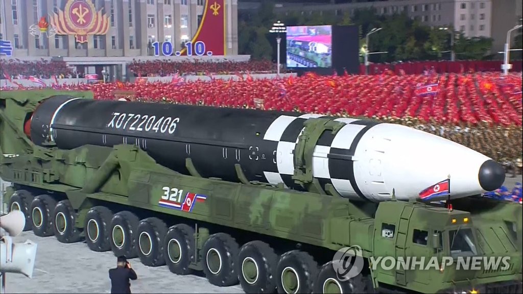북한이 24일 대륙간탄도미사일(ICBM)로 추정되는 장거리 탄도미사일 1발을 발사했다. 사진은 지난 2020년 10월 10일 북한이 노동당 창건 75주년 기념 열병식에서 공개한 신형 대륙간탄도미사일(ICBM).  [연합뉴스 자료사진]