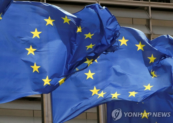 벨기에 브뤼셀 유럽연합(EU) 집행위원회 앞 EU 깃발. (연합뉴스 자료사진)