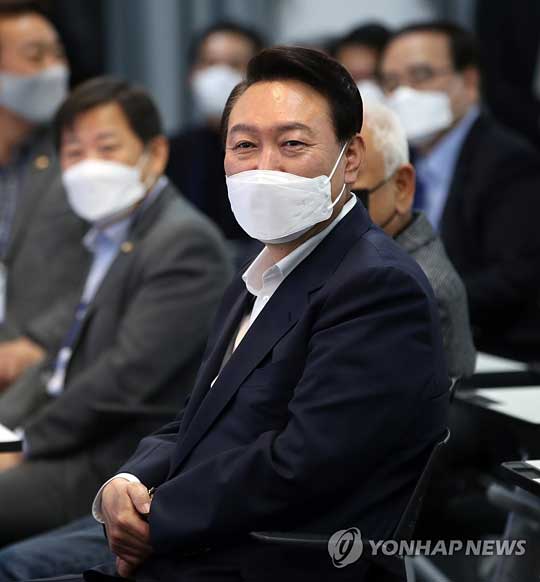 (서울=연합뉴스) 윤석열 대통령 당선인이 26일 오후 서울 마포구 서울창업허브 컨퍼런스홀에서 열린 제20대 대통령직인수위원회 워크숍에서 미소를 짓고 있다. 2022.3.26 [공동취재]