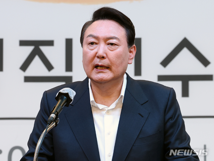 [서울=뉴시스] 인수위사진기자단 = 윤석열 대통령 당선인이 26일 오후 서울 마포구 서울창업허브에서 열린 제20대 대통령직인수위원회 워크숍에서 인사말을 하고 있다. 2022.03.26.