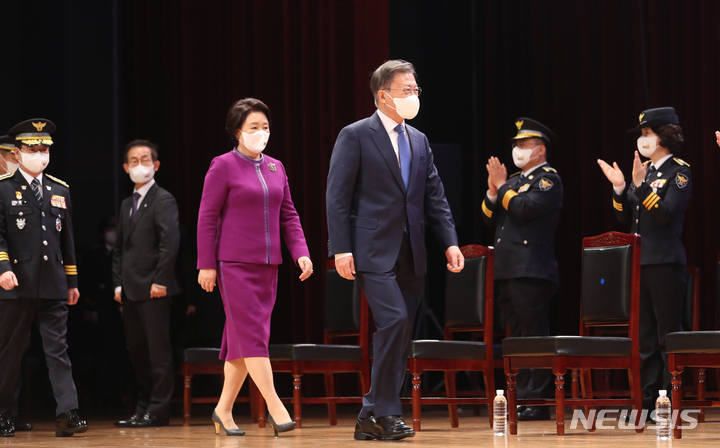 [아산=뉴시스] 문재인 대통령과 김정숙 여사가 지난 17일 오후 충남 아산 경찰대학교에서 열린 ‘2022년 신임경찰 경위·경감 임용식’에 입장하고 있다. 2022.03.17.