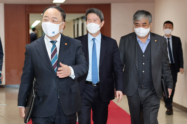 홍남기(왼쪽부터) 부총리 겸 기획재정부 장관과 이인영 통일부 장관, 한상혁 방송통신위원회 위원장이 29일 오전 정부서울청사에서 열린 국무회의에 참석하기 위해 입장하고 있다. 연합뉴스