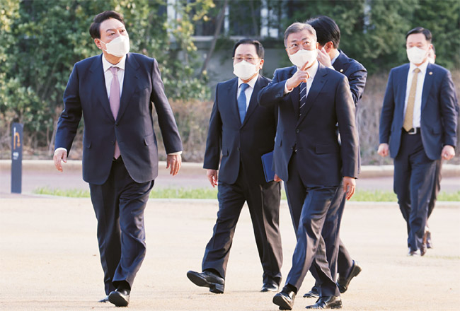 문재인 대통령과 윤석열(왼쪽) 대통령 당선인이 28일 만찬 회동을 위해 청와대 상춘재로 향하며 대화를 나누고 있다. 연합뉴스
