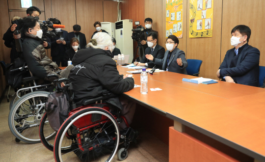 대통령직인수위원회 사회복지문화분과 임이자(오른쪽 두 번째) 간사와 김도식(〃 첫 번째) 인수위원이 29일 오전 서울 종로구 경복궁영업사업소 회의실에서 전국장애인차별철폐연대 회원들과 면담하고 있다.  인수위사진기자단